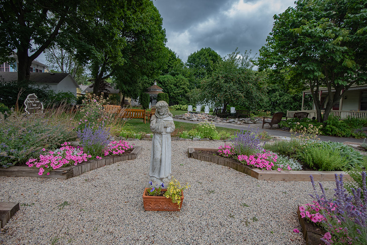 white-lace-inn-garden photo